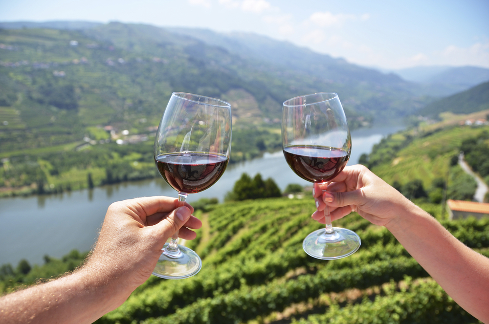 Weingläser im Douro-Tal