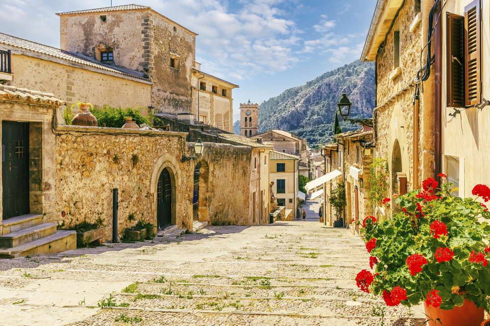 Gasse im Ort Pollenca auf Mallorca